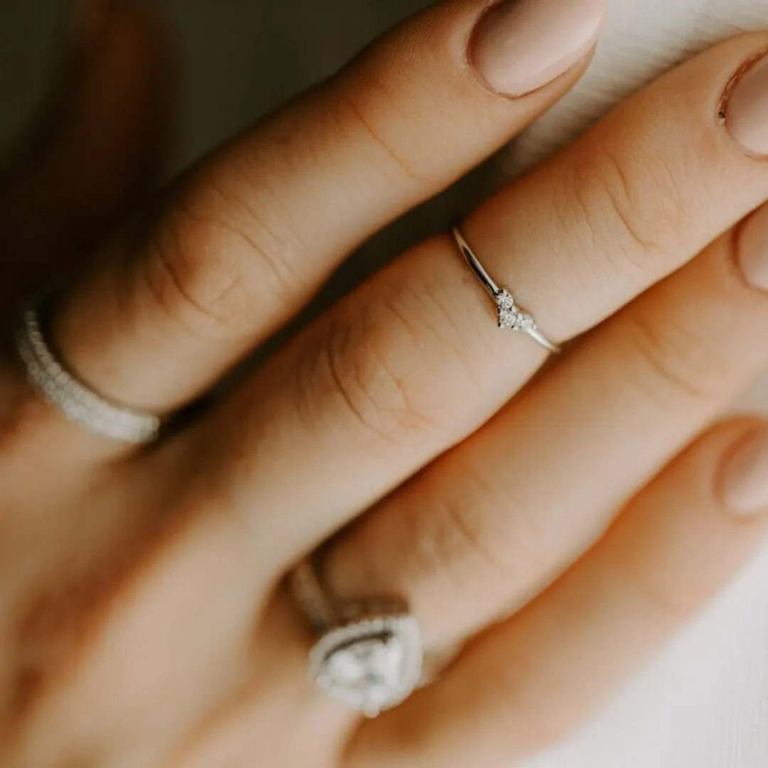 /public/photos/live/Minimalist Round Moissanite 3 Stone Delicate Wedding Band 650 (3).webp